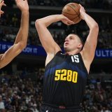 Nikola Jokic (à droite) arme son shoot face à Rudy Gobert. KEYSTONE/AP/David Zalubowski